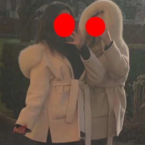 Pälskappa - säljer två styckna av desaa kappor så om ni är intresserade så är det bara att höra av er💞 Kappan är i onesize