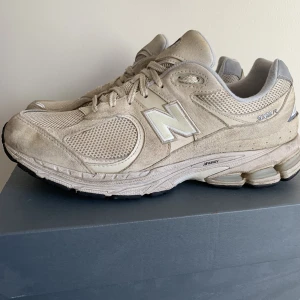 New Balance 2002r Bone with Light Aluminium  - Använda men i väldigt bra skick. Säljs inte längre av New Balance. 