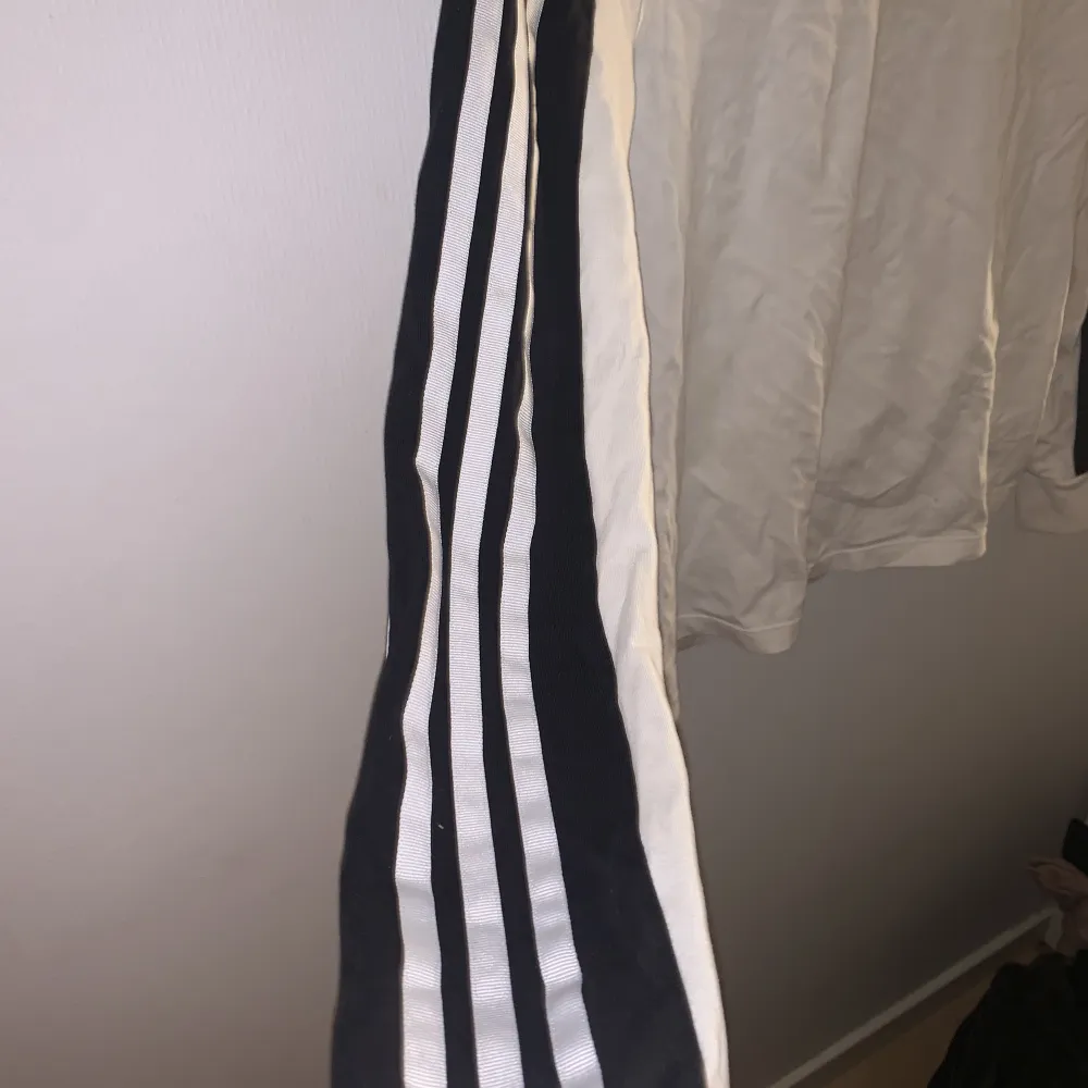 Adidaströja strl S men den passar även en M.  150 kr, skriv ifall ni vill ha fler bilder 🌸. Hoodies.