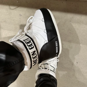 Moonboots - Köpta på Johnells december 2022, använda enstaka gånger inomhus. Säljer pågrund av flytt. 