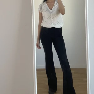 Prickig blus - Superfin blus som är perfekt att ha till kontoret under en kavaj eller bara så där. Säljer för har för mycket kläder redan :)