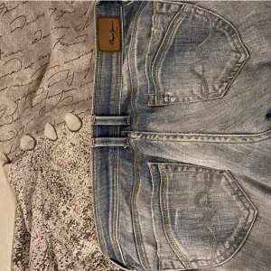 Vintage jeans - (Bilder från förra ägaren) Snygga low waist pape jeans i stl 34/36 ungefär, innerbenslängden är ca 76 cm🥰kan inte fota hur dom sitter på då dom inte passar:) 250 kr +frakt
