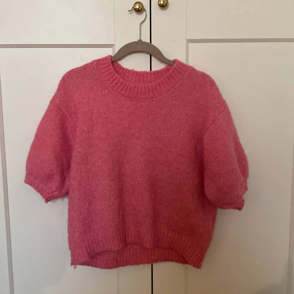 En fin rosa stickad tröja från zara i storlek S! 200 kr ink frakt. Stickat.