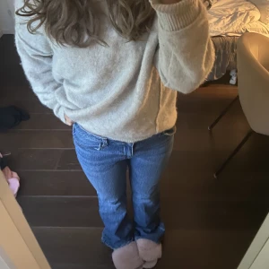 Zara Jeans  - Superfina helt oanvända jeans köpta på plick, andra bilden är inte min men det är samma byxor. Innerbenslängd 82 cm, midjemåttet är 36 cm☺️❤️