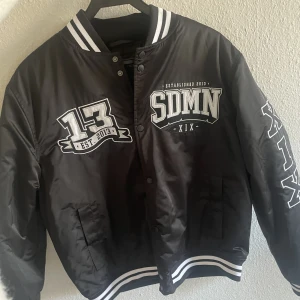 Sidemen jacka  - Fin sidemen college jacka. Aldrig använd och har prislappen kvar!  Priset går att diskutera!