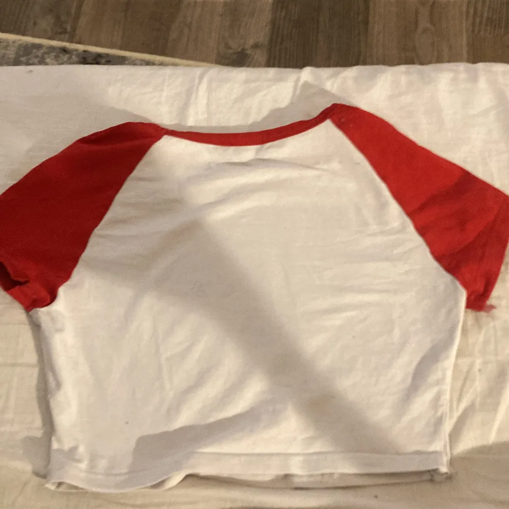 Cropped tröja/t-Shirt med röda kanter storlek M från SHEIN . T-shirts.
