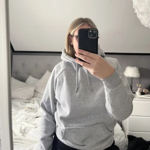 Hoodie  - Grå hoodie från Bik bok. Nypris 399kr, säljs för 80kr