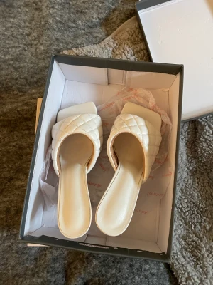 Jättefina mules (aldrig använda)! - Ett par jättefina klackar/mules, aldrig använda! Liknar skor från Bottega Venetta! Storlek 41, men passar mer som en 40. 