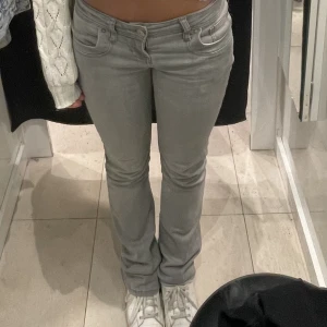 Ltb jeans  - Säljer dessa superfina gråa Ltb jeans i storleken25x34 de är långa på mig som är 168 men går såklart att vika upp. Fler bilder finns!! Midjemått: 79cm Innerbenslängden 84cm. FÅR JÄTTE MÅNGA NOTISER SÅ KAN INTE SVARA PÅ ALLA!! Bud på 820!!!