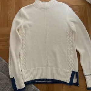 Stickad tröja  - Säljer denna skit coola stickade tröja med blått på kanterna!!💙