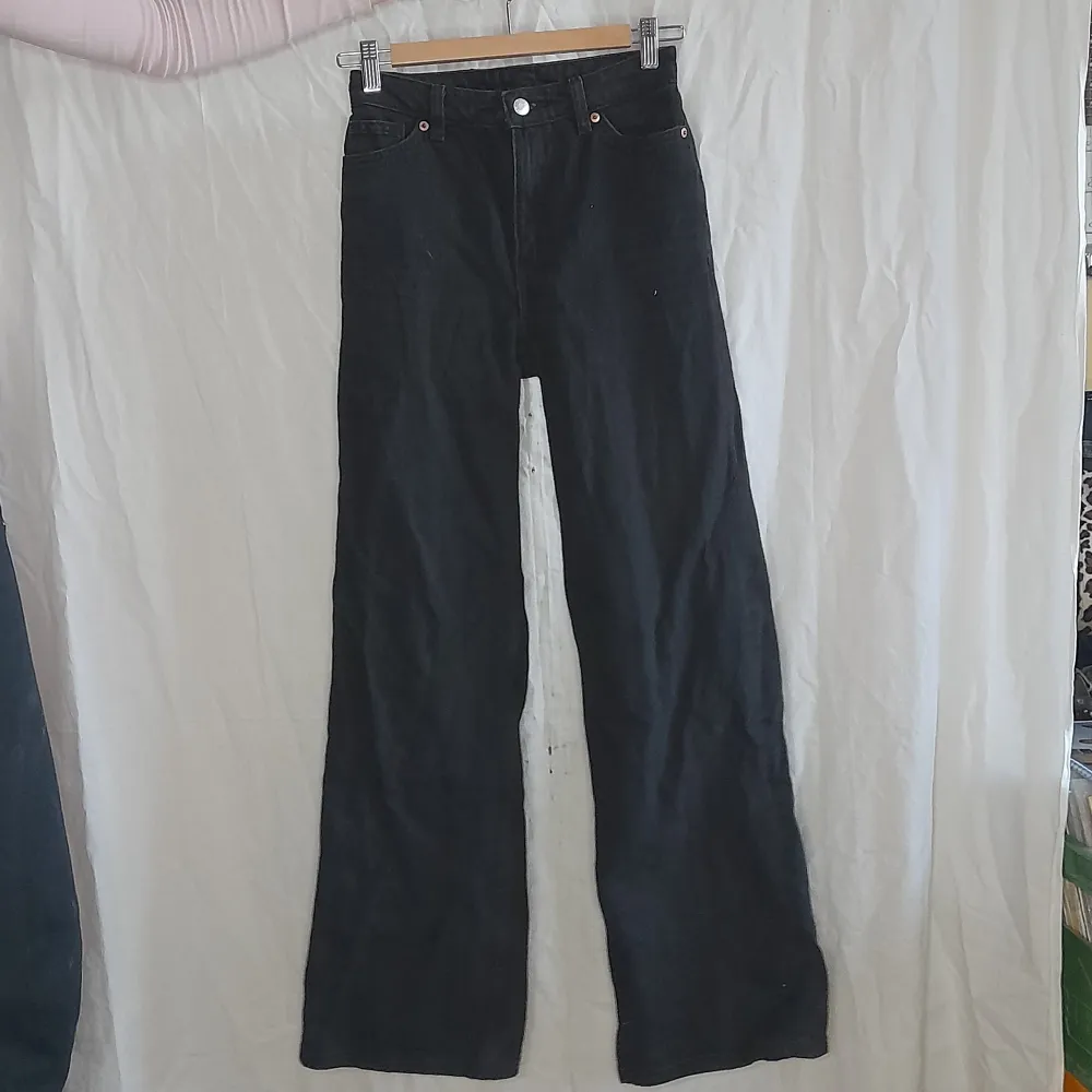 Svarta jeans från monki i modell Taiki Nypris: 400kr. Jeans & Byxor.