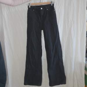 Svarta jeans från monki i modell Taiki Nypris: 400kr