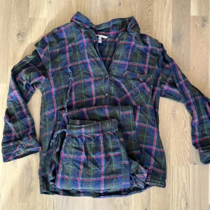 Pyjamasset från Victoria’s secret - Gullig pyjamas i en mix av blå grön rosa - lite glitter, jag är 166 lång och passar perfekt