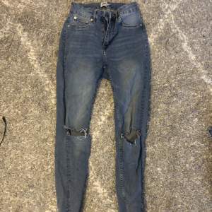 Högmidjade blåa snake jeans från lager157, hålen har jag klippt själv samt justera längden vid benen🙌🏼🫶🏼