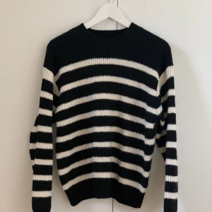 Stickad tröja  - Fin svart och vit randig stickad tröja. 