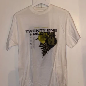 Twenty One Pilots merch - En tøp tröja som ja köpte på deras konsert i stockholm 2019! Har i pricip aldrig använt den🫶 står ej för frakt!