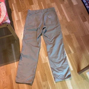Carhartt chinos - I princip helt nya carhartt chinos som jag köpte på junkyard men dom har inte riktigt kommit till användning, därför säljer jag dom. Lite smuts på baksidan men fixas till vid eventuellt köp. Kan mötas nästan vart som i Stockholm. Köparen står för frakt.