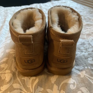 Uggs - Säljer för att dem tyvärr är för små. Står storlek 40, men skulle säga att dem passar 38/39 mer. Skriv för fler bilder❤️