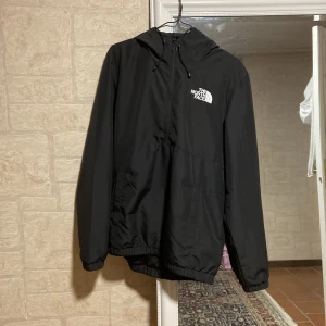 The north face overcoat - North face overcoat jacka som är hur fin som helst, andvänd ca 5-10 ggr och har inte hål eller något! Stl S-M