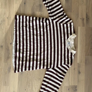 Randig tröja - Har det pyttelilla hålet på tröjans framsida, syns knappt, som visas på sista bilden. Står storlek 40, skulle säga att den motsvarar en small