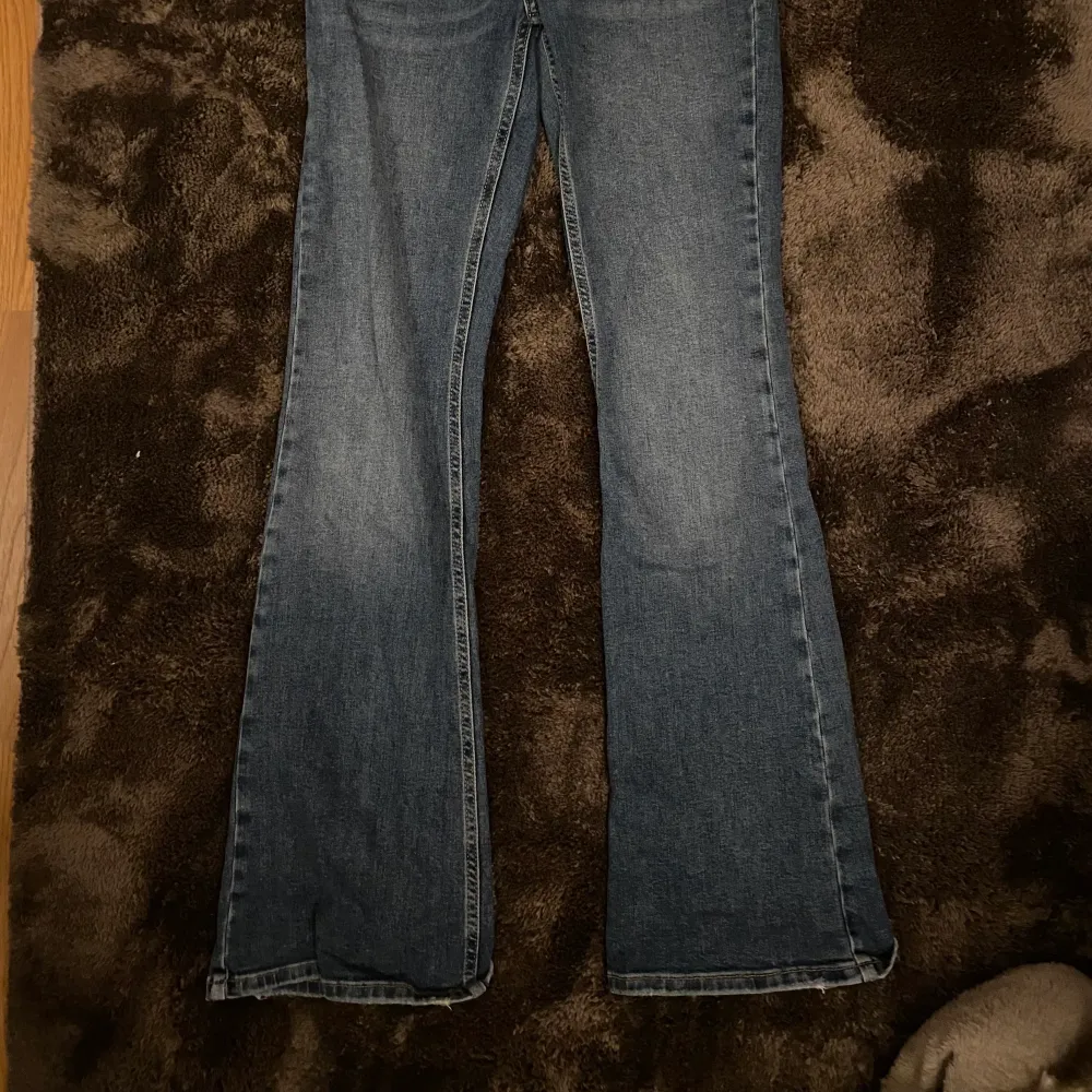 Lågmidjade bootcut jeans från Gina tricot. Köpte i somras, väl använda men i bra skick inga defekter. Köperen står för frakten🤍. Jeans & Byxor.