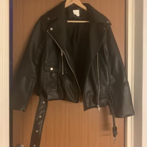 Oversized Skinnjacka - Skinnjacka från hm, använd max 2 ggr  Strl S Köparen står för frakt😸 
