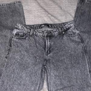 Ett par low waist jeans som är skitnygga! Den enda anledningen till att jag säljer de är att de är  för korta för mig. Jag har väldigt långa ben viket är anledningen (är 180+). De är från newyorker och köptes för 149kr. 