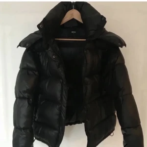 Bikbok jacka - Dunjacka ifrån bikbok! Köpt här på Plick för ca 3 månader sen! Super fint skick, säljer pga att jag vill köpa likadan i grön. Skriv för fler bilder😇kan även tänka mig att byta mot en i grön!