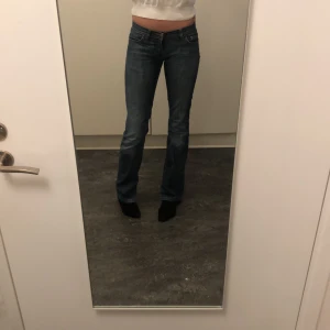 Lågmidjade jeans  - Väljer nu att sälja mina absolut favorit jeans för det tyvärr är för små nu , så nu hoppas jag på att detta kan bli någon Annas favvo jeans 💞pris kan diskuteras 