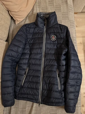 Ridjacka Mountain Horze  - Fin skön varm vinterridjacka , köptes för 1400kr. Kan hämtas i södra Stockholm eller fraktas men då står man för frakten 