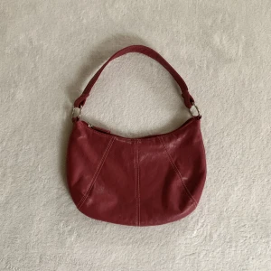 Vintage väska - Söt liten röd axelväska med silverdetaljer från märket Florence+Fred! 👜