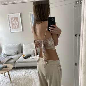 Triangelformad bandana topp - En superfin topp från Stradivarius som är spasamt använd. Tröjan har ett fint knyte i ryggen och ett vackert mönster. Perfekt till sommaren och super skönt material. Kom privat för frågor eller köp❤️