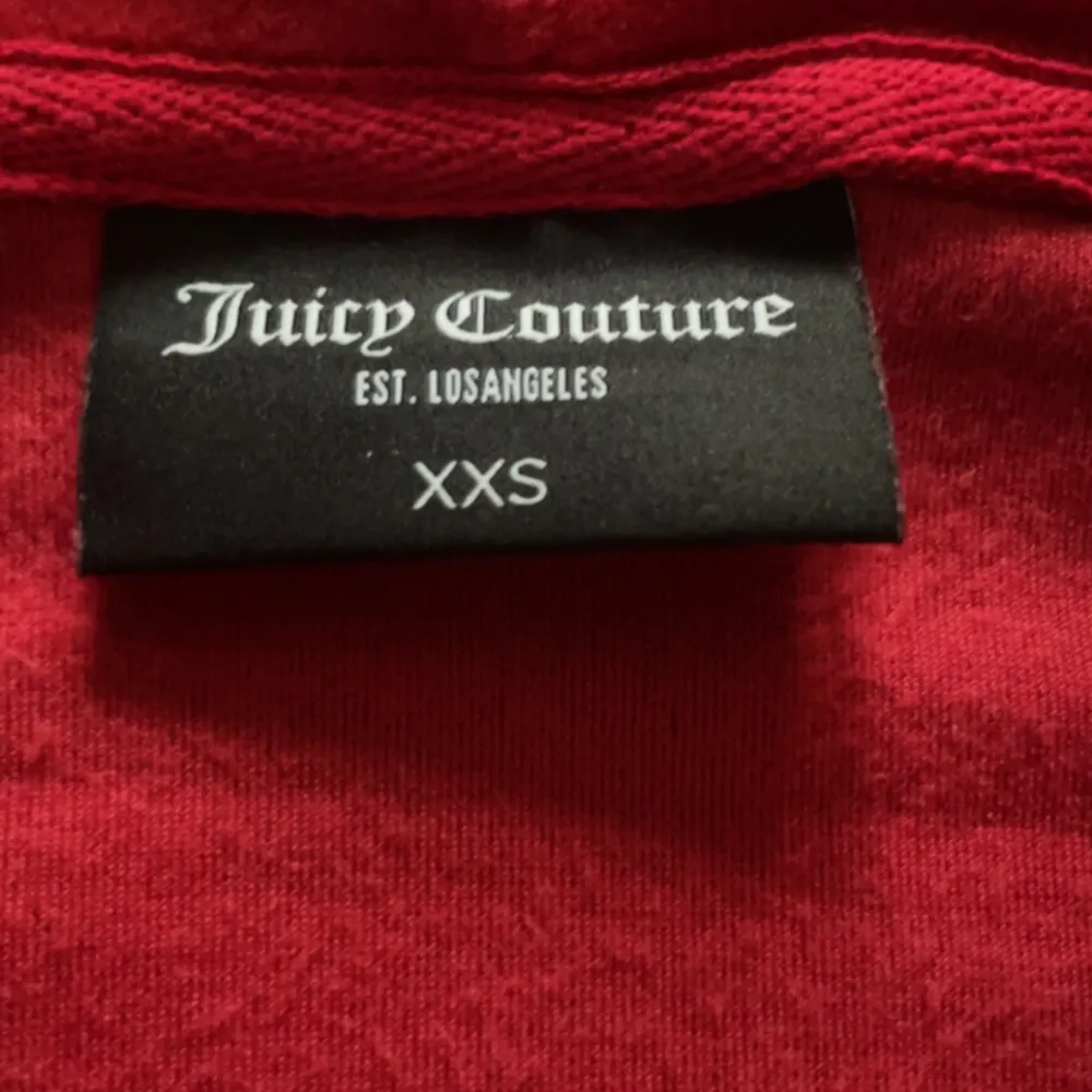 säljer min as coola juicy tröja i färgen röd, helt i nyskick ❤️skriv på dö för fler bilder osv!. Hoodies.
