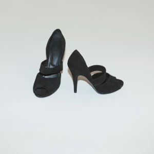 FILIPPA K klackskor (heels) - Helt nya, oanvända klackskor från Filippa K säljes. Fantastisk modell, säljes enbart då de är för stora för mig. Strl: 39.   Äkta mocka och läderdetaljer. Kan mötas upp i Göteborg, vid frakt betalar köparen kostnaden