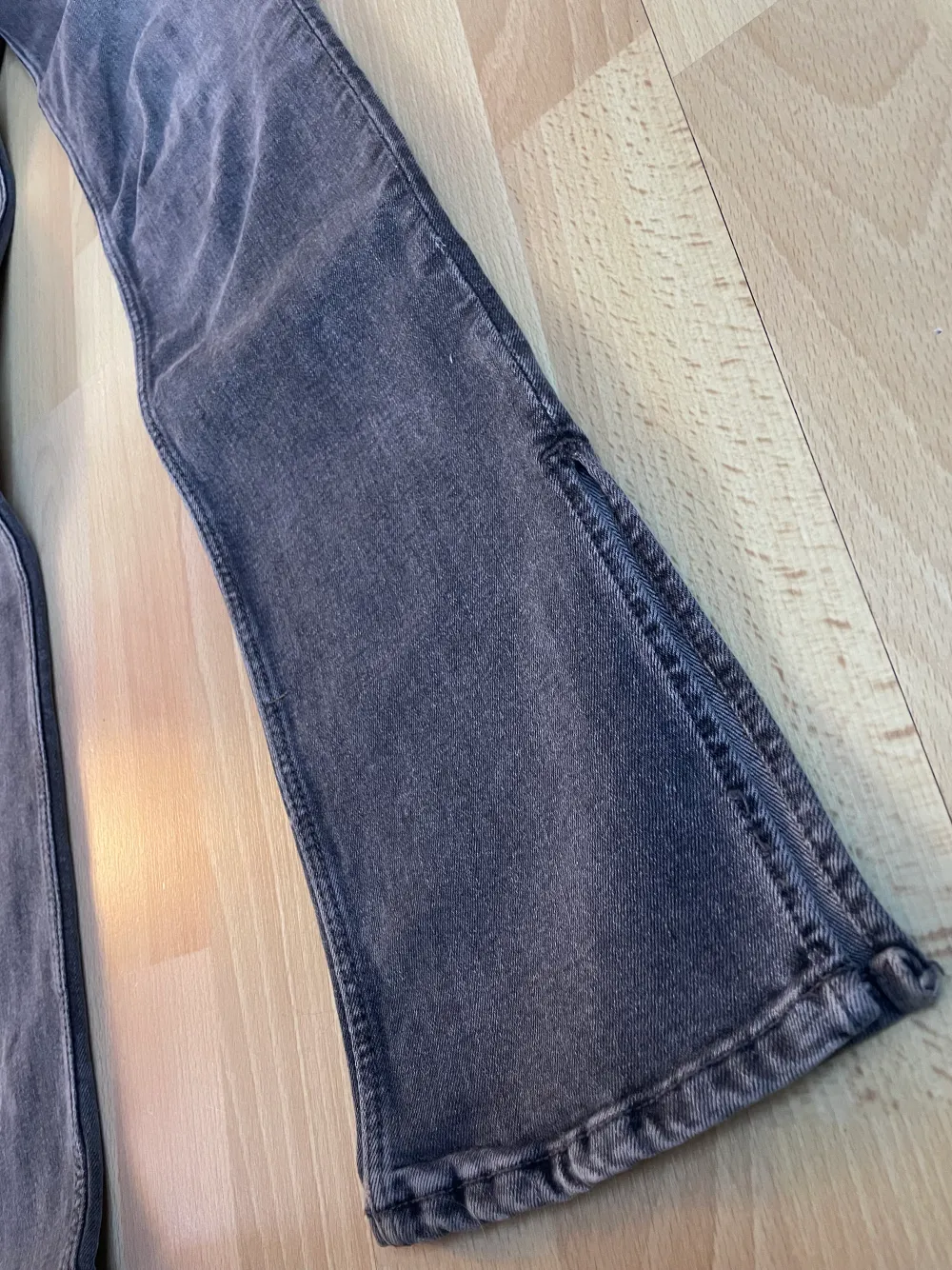 Säljer mina gråa jeans med slit ifrån zara! Väldigt bekväma och passar till allt! Mycket bra skick, skriv vid frågor och funderingar☺️. Jeans & Byxor.