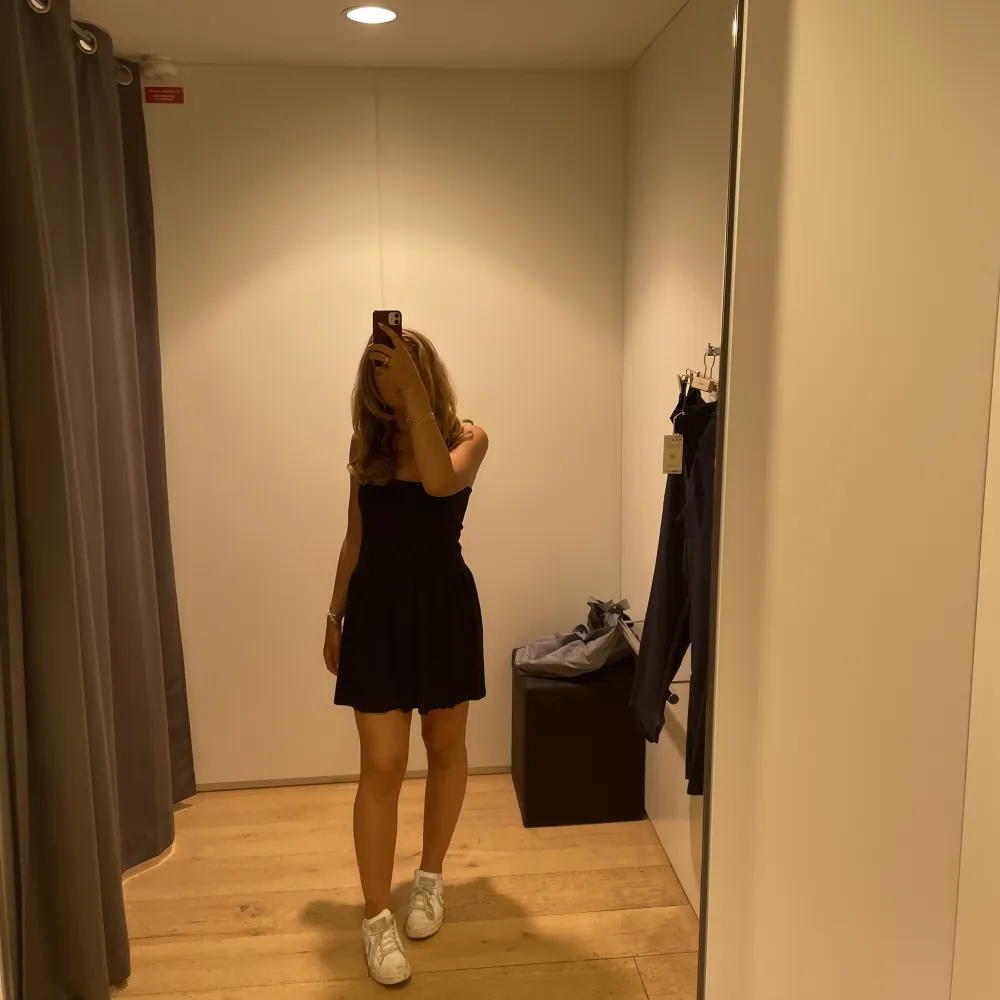 Säljer denna söta tub klänning då den inte kommer till användning💞. Mekot.