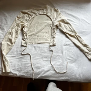 Monki magtröja med öppen rygg - Oanvänd Beige långärmad magtröja som är backless 