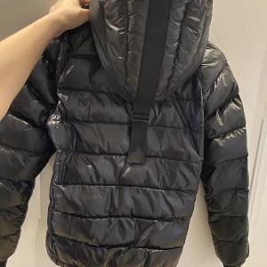 Glansig peak performance jacka tomic - Peak jacka i nyskick! felfri. stl xs men passar S!😇 Spårbar frakt 69kr