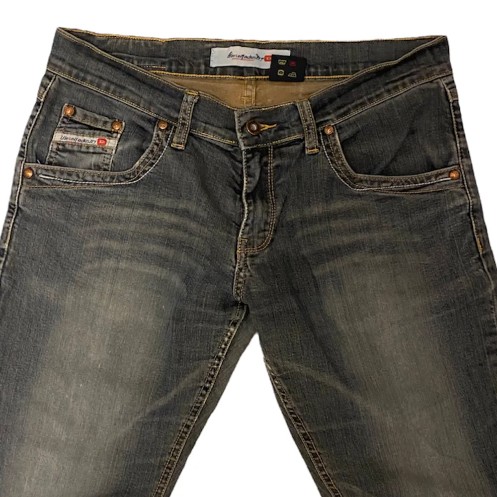 Så fina lowwaist jeans som är i storlek m skulle jag säga.. mycket bekväma och är i ett mjukt material . Jeans & Byxor.