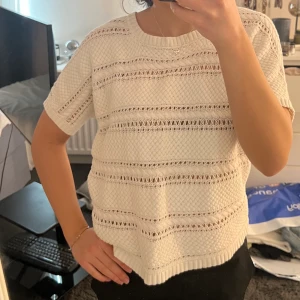 Stickad t-shirt  - Supersöt vit stickad t-shirt! Hör av dig vid frågor eller om du är intresserad!