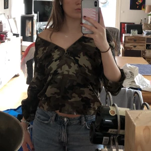 Army topp - Snygg Army Topp, justerbar med dragkedja, bär off shoulder eller inte.💚🖤 i storlek M men passar S och Xs 