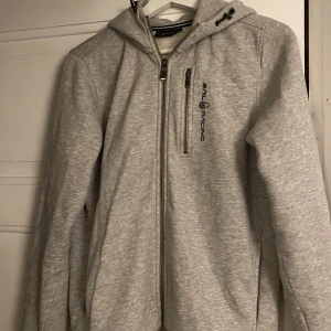 Grå hoodie  - Grå sail-racing-hoodie från kidsbrandstore i bra skick, använt väldigt få gånger. Köpt för 900 säljer för 500. Skriv privat för fler bilder. 