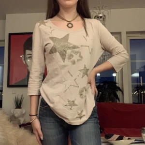 Y2K stjärntopp - Tunnare topp med halvlånga armar med så coola stjärnor på, fråga bara om du undrar något🥰