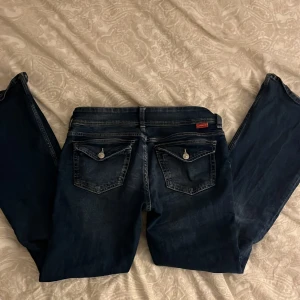 Lågmidjade Hm jeans - Säljer de virala hm jeansen som är slut överallt! Inga defekter. Säljer för 500 och hade eventuellt kunnat byta mot ett par i strl 36
