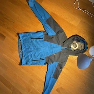 Tunn Skidjacka Peak Perfomance - Tunn skaljacka perfekt för skidåkning eller våren. Mångsidig, Vattentätt, Rimlig, Vindtät. Hipe Core teknik. Bra skick. Nypris 2000kr Pris kan diskuteras