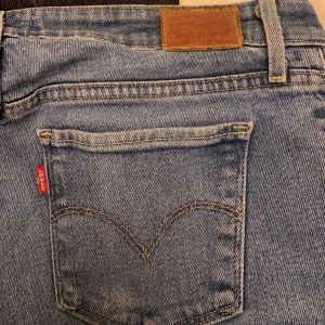 levis jeans - Lågmidjade levis jeans, ger fin form, straight leg, Passar perfekt på mig som bär Xs-S, två knappar för att göra de mindre elr större vid midjan
