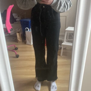 Svarta jeans  - Högmidjade och jättesköna. Sitter bra i midjan på mig och är lagom långa, jag är 159. Inget fel på dem. Jag ser inte storleken men gissar på S eller XS