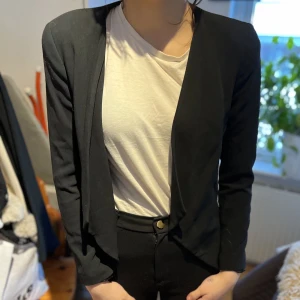 Kavaj - Hej! Jag säljer min Zara kavaj som är för liten för mig. Den är typ nyskick, har använts 2 gånger.