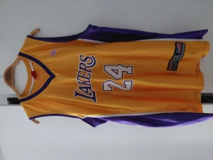 Lakers kobe bryant linne - Usa basketball lakers kobe bryant linne i storlek XXL, trycket på baksidan har spruckit lite, PAKETET KAN SKICKAS