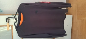 Alpha industries långarmad tröja - Snygg mörkblå alpha industries tröja. Lite solblekt i fram men går att färga om man vill. ÄKTA